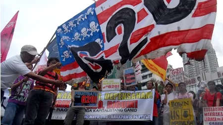 O mașină de poliție a intrat în plin în participanții la un violent protest antiamerican din Filipine: 