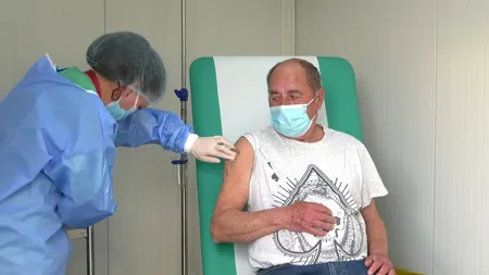 VIDEO | Prima zi de vaccinare anti-COVID într-un centru mobil. „Să ne vaccinăm, că a început să îmi fie frică pe stradă” (REPORTAJ)