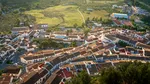 Satul sublim cu cel mai mic nume din Europa. Are mai puțin de 900 de locuitori și atrage vizitatorii pe bandă rulantă