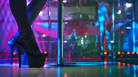 Caz incredibil în Vaslui. Două minore, aflate în grija statului, lucrau ca animatoare într-un club. Ce spune DGASPC