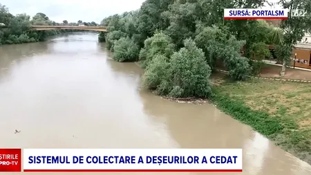 Tone de gunoaie plutesc în apele râului Someș, spre granița cu Ungaria. Sistemul care prelua deșeurile s-a rupt