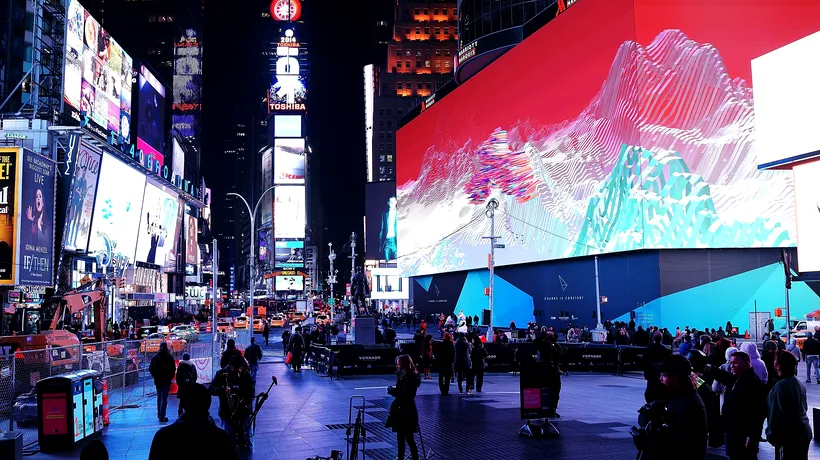 Un ecran digital HD cât un stadion de fotbal american, inaugurat în Times Square din New York