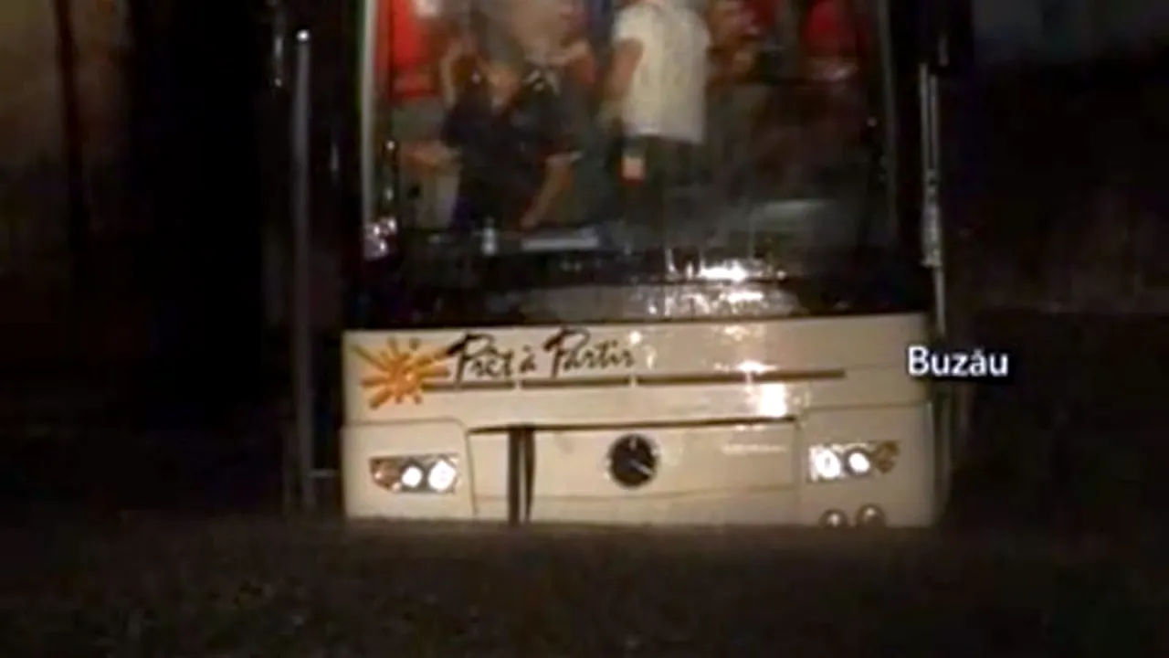 Autocar cu 40 de pasageri, blocat pe șoseaua de centură a orașului Buzău din cauza inundațiilor