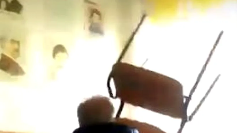 Profesor filmat în timp ce LOVEȘTE CU SCAUNUL un elev, într-o școală din Ploiești