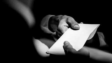 DNA: Doi inspectori de la Antifraudă au cerut mii de lei pentru a nu suspeda activitatea unor firme cu nereguli. Ce au decis procurorii anticorupție