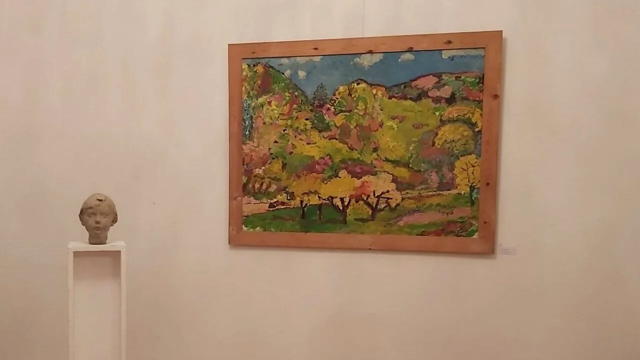 REPORTAJ – Jocuri de volume în sculptura lui Gorduz și exuberanța culorii în tablourile Silviei Radu, la Galeria Romană