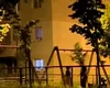 Bărbat filmat, în timp ce-și BATE soția, sub privirile copilului, într-un loc de joacă din Brașov. Agresorul a fost reținut pentru 24 de ore
