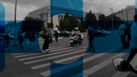 Un polițist care se deplasa pe motocicletă a accidentat un PIETON în Piața Victoriei. Omul legii avea pornite semnalele sonore și luminoase
