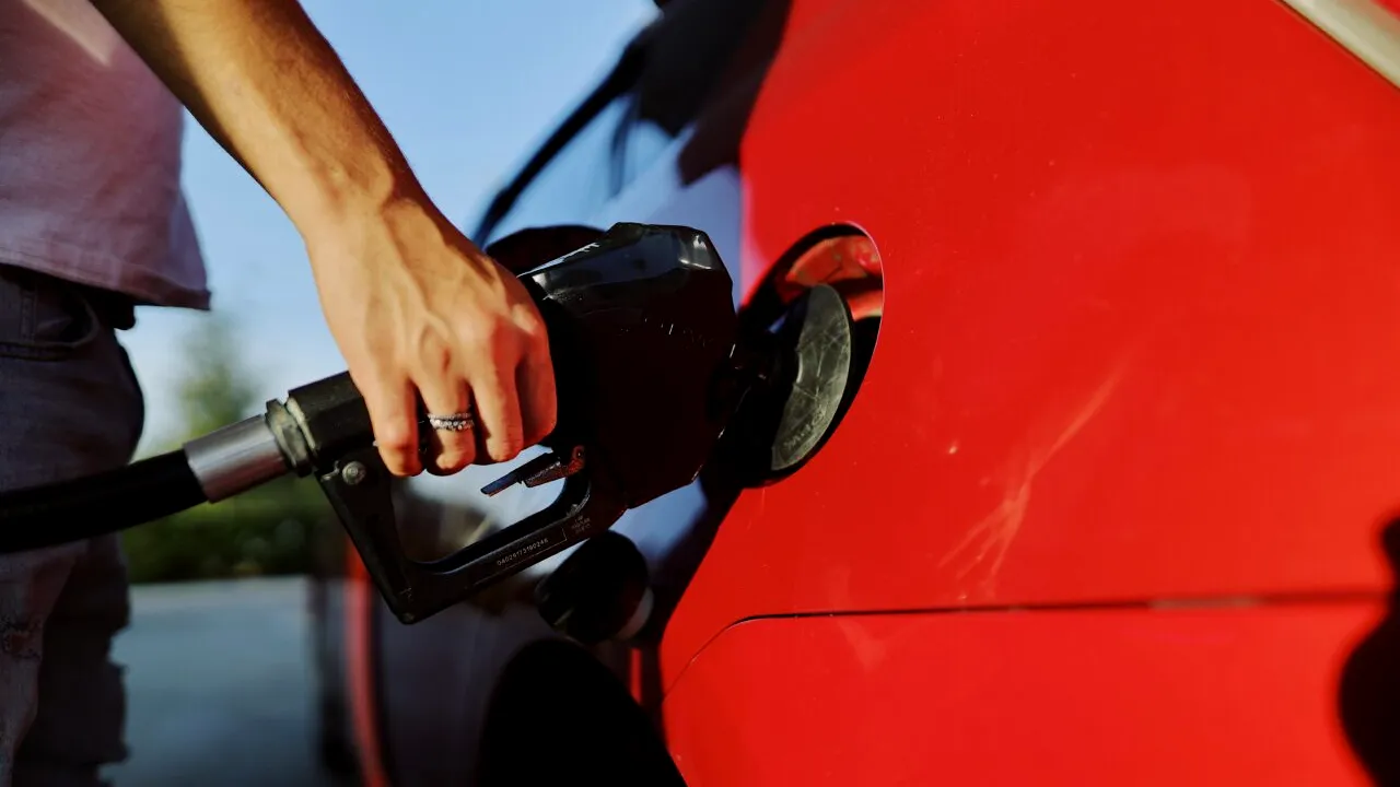 Cât de mult plătesc românii pe carburanți față de media europeană și unde costă mai puțin la pompă. Harta prețurilor la benzină și motorină în UE