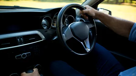 Un gest banal la volan te poate costa până la 3.000 de lei. Modificări importante aduse în CODUL RUTIER