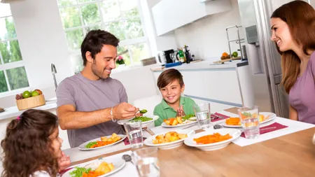 Mihaela Bilic spune ce se întâmplă în organismul nostru când bem APĂ în timpul mesei