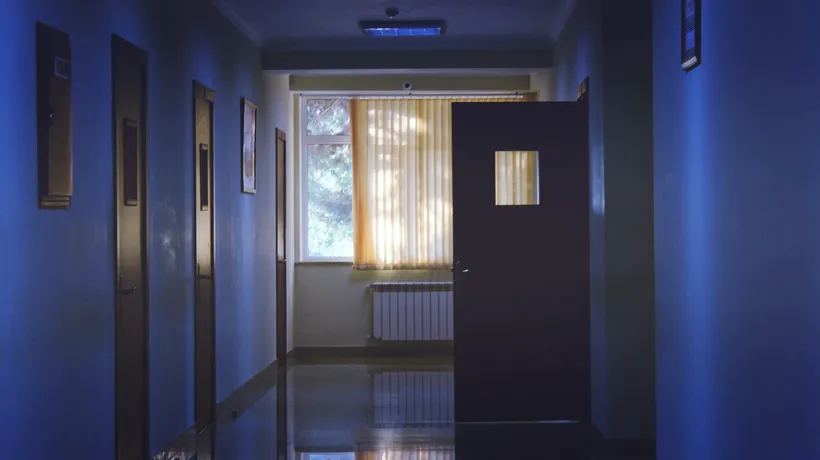 La un pas de tragedie! Un pacient de 85 de ani a căzut de la etajul doi al spitalului din Drobeta