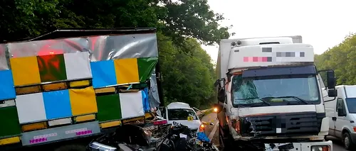 Accident grav pe A1. Un mort și un rănit, după ce un camion a intrat în mai multe mașini (FOTO & VIDEO)
