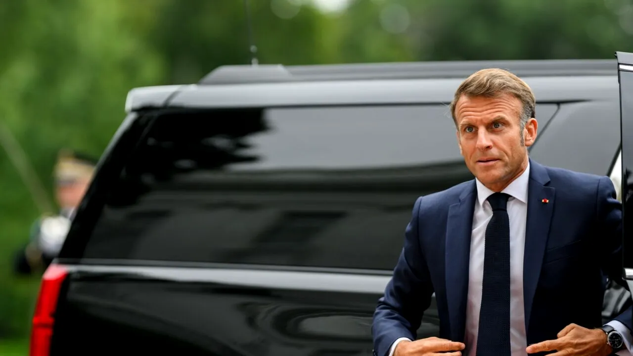 Apel pentru retragerea președintelui Macron, în contextul crizei din FRANȚA /„Să accepte anticiparea demisiei”