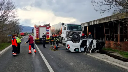 Două persoane au murit, după ce mașina în care se aflau a lovit un TIR pe un drum din județul Hunedoara