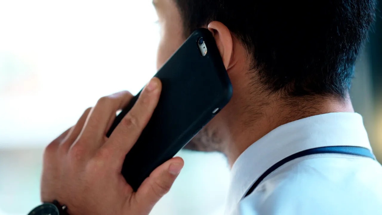 Cum poate ÎNREGISTRA telefonul mobil tot ce vorbim, fără să știm că se întâmplă asta. Metoda prin care dezactivezi microfonul