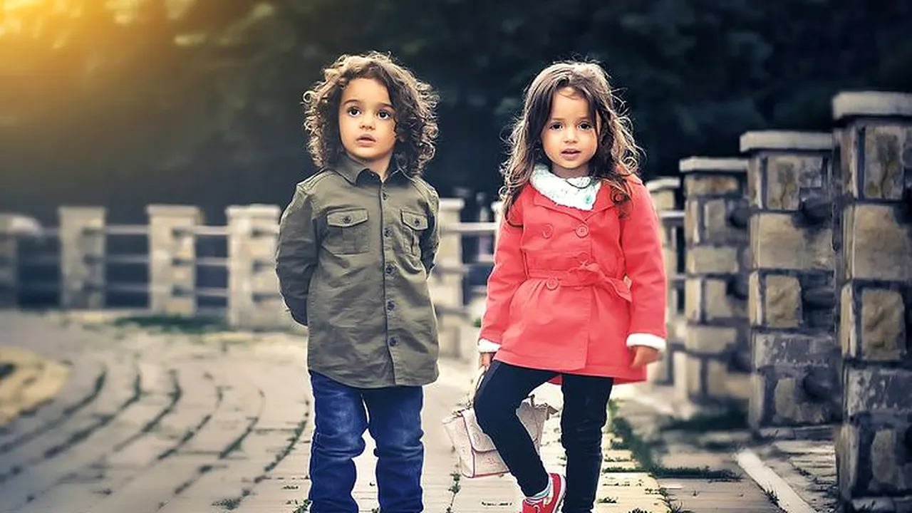 Copiii cu părinți vaccinați să fie exceptați de la carantină, propune Comisia Europeană