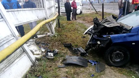 Fără permis de conducere și băut, un tânăr din Constanța a intrat cu mașina într-o țeavă de gaze!