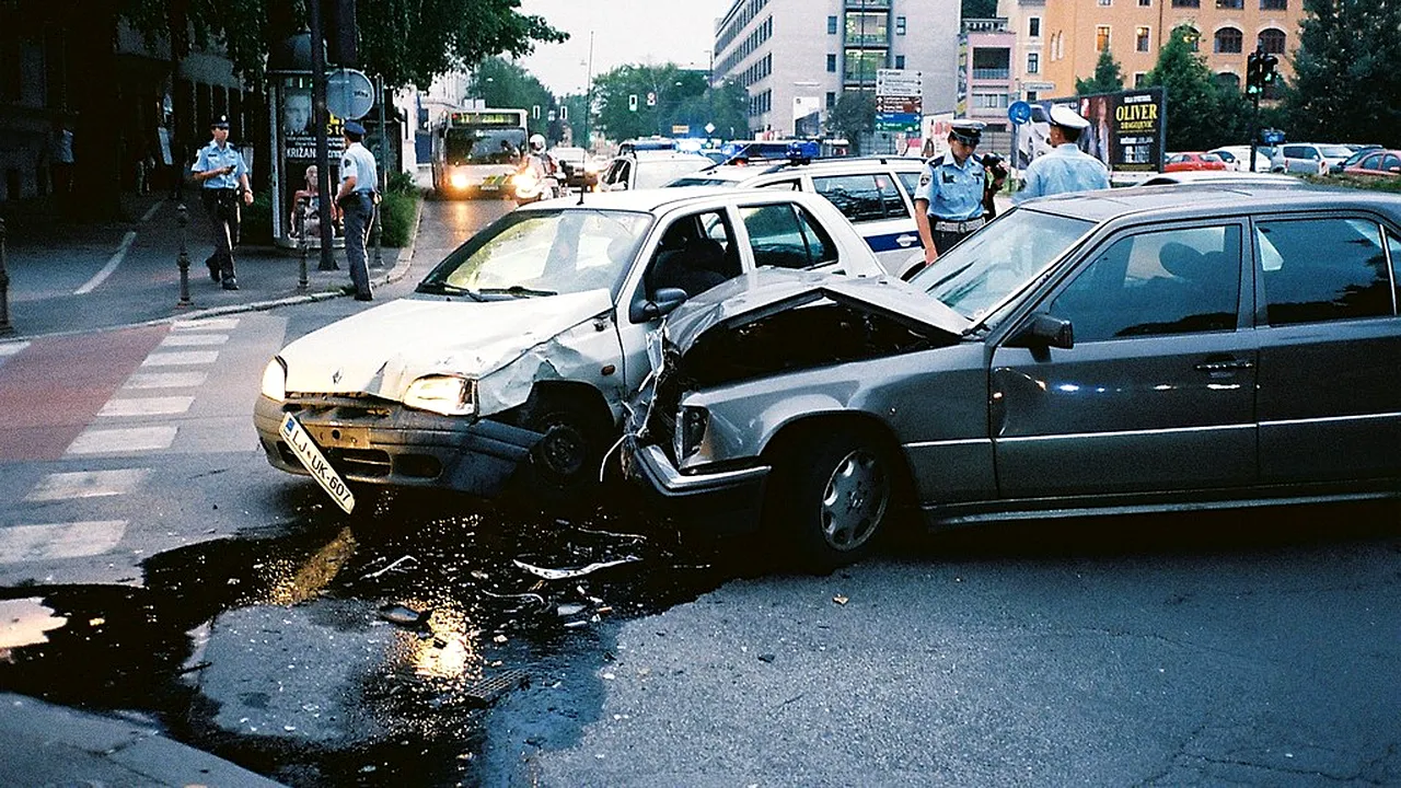 A intrat cu mașina în polițiștii care făceau jogging! 25 de persoane rănite, unele în stare gravă | VIDEO