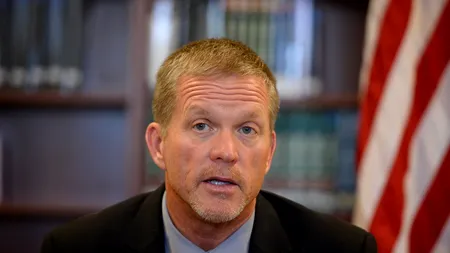 Un polițist bate la ușa unei case unde o femeie este agresată. Ce se întâmplă după aceea. Interviu cu locotenentul american de poliție Scott Jenkins