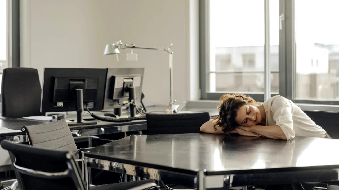 Ce să faci ca să nu adormi cu capul pe masa la birou. Explicațiile psihologilor în ce privește „conceptul de power NAP”