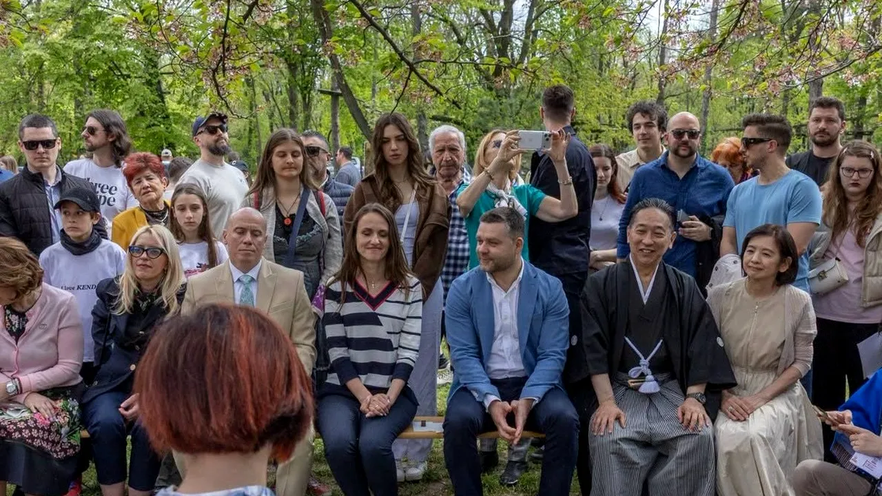 Oana Ţoiu, la ceai cu Ciprian Ciucu, în Parcul Herăstrău. A fost pregătit din pudră de matcha