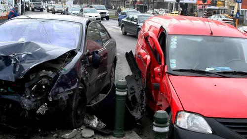 Accident în lanț în zona unui complex comercial din Târgu Mureș, provocat de un șofer beat