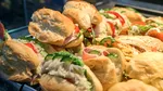 Prețuri de NEIERTAT la Aeroportul Otopeni: Un banal sandviș cu șuncă a ajuns să coste cât un preparat gourmet