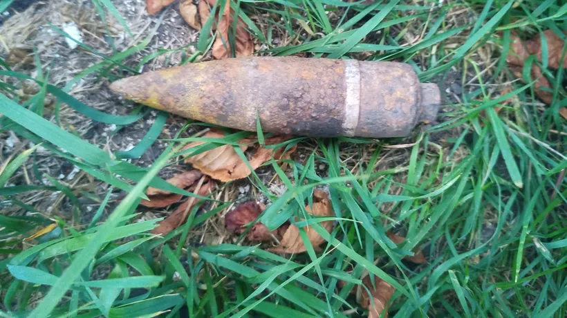 Un bărbat din Neamț s-a dus direct la Poliție cu un obuz găsit într-o pădure, în loc să sune la 112