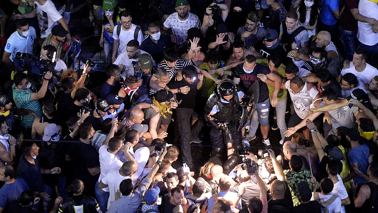 Chiar s-ar fi bucurat cineva să am COLOANA RUPTĂ? Jandarmerița bătută la miting: Am simțit cum mă căutau de PISTOL