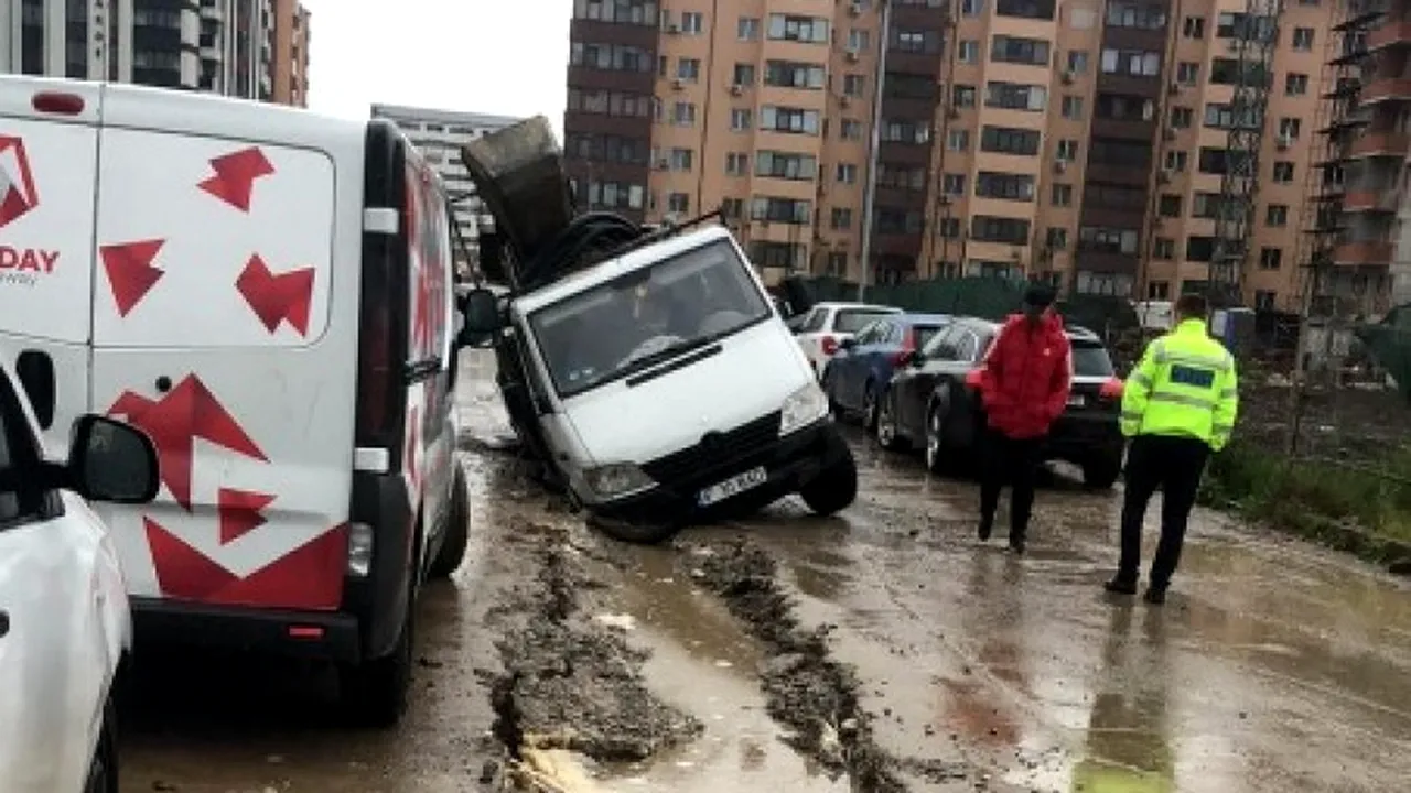 O stradă din localitatea ilfoveană Chiajna s-a surpat din cauza ploii și a unor lucrări neterminate. Mai multe mașini au rămas blocate într-un șanț (VIDEO)