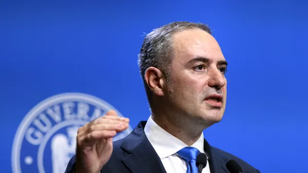 RO e-Factura nu va mai fi obligatorie pentru persoanele fizice. Nazare: Obligativitatea urma să intre în vigoare de la 1 iunie