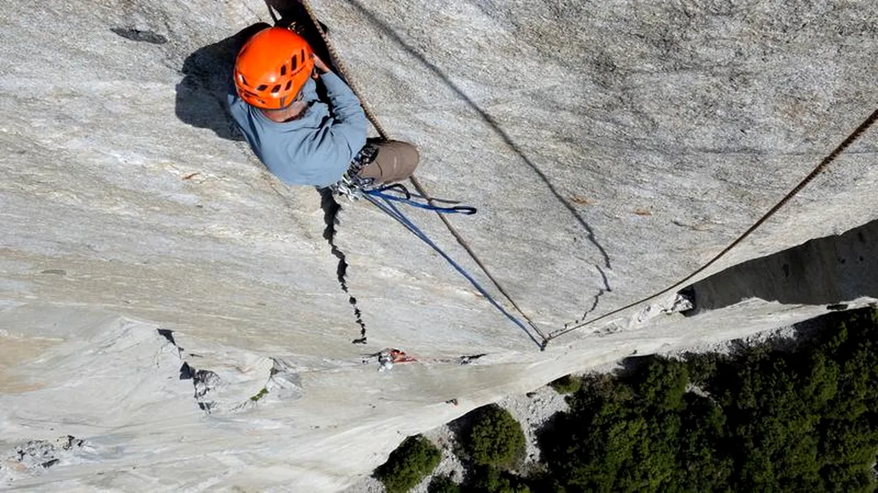 Doi alpiniști au reșit să urce pe monolitul El Capitan utilizându-și doar mâinile și picoarele. Înregistrarea care îți taie respirația