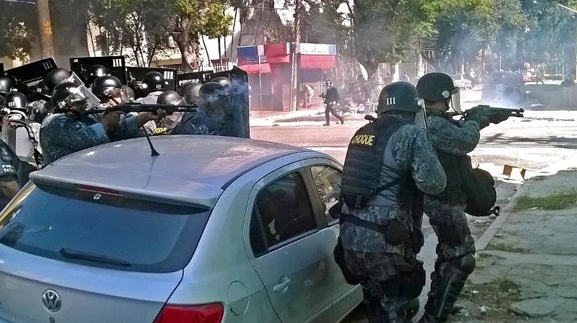 CUPA MONDIALĂ 2014: Poliția a folosit gaze lacrimogene împotriva protestatarilor care denunță organizarea CM 2014. FOTO și VIDEO