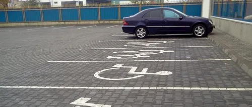 Cum vor fi sanctionati cei care parchează pe locurile pentru persoanele cu dizabilităţi. Amenzi mărite considerabil, în urma modificării legislației