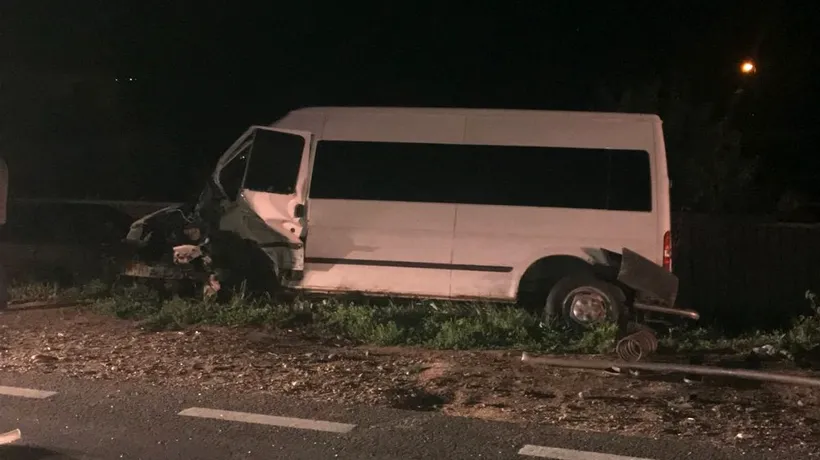 UN MICROBUZ s-a ciocnit cu un autoturism în Vaslui: 7 răniți, printre care și o GRAVIDĂ