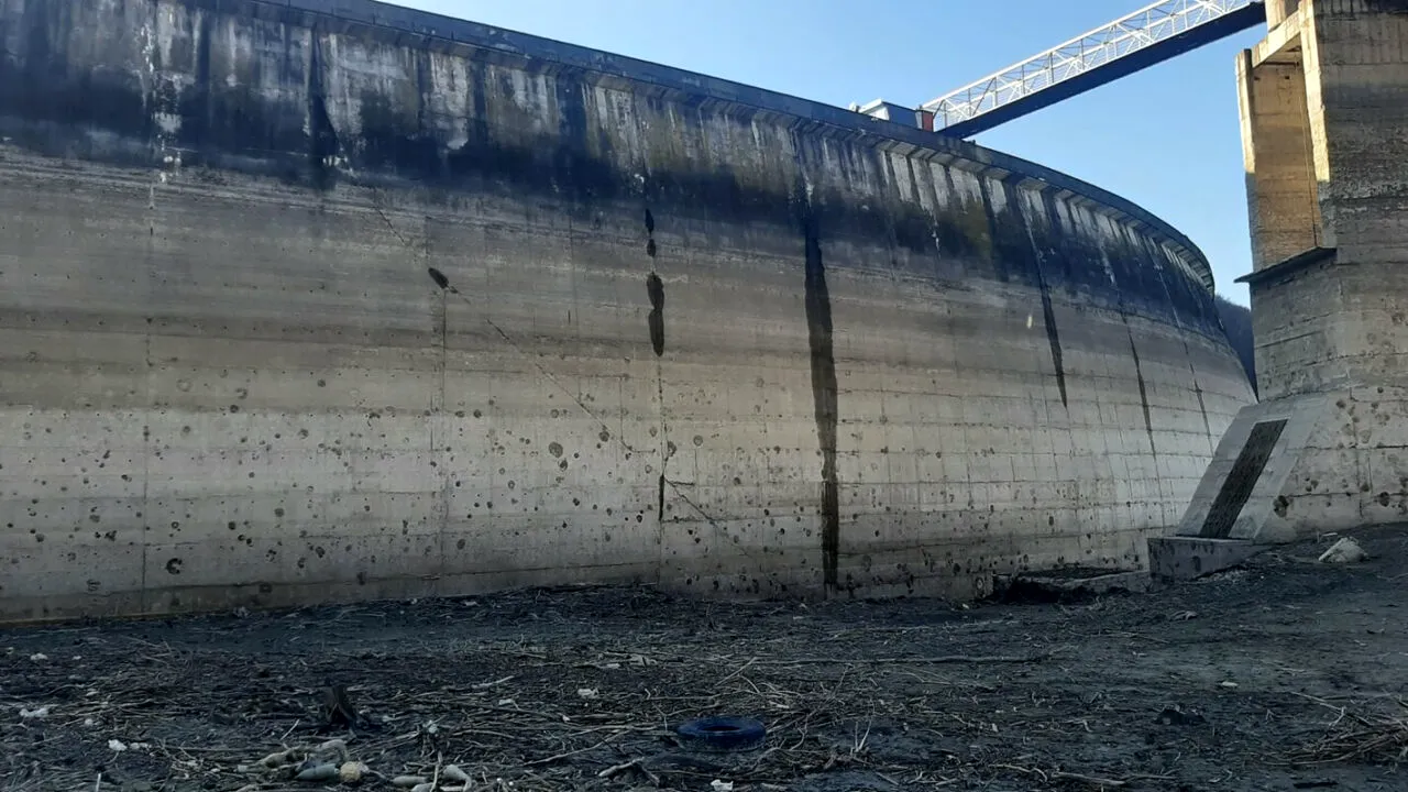 Apele Romane intervin în controversa fisurilor de la Barajul Paltinu. Cât de gravă este situația