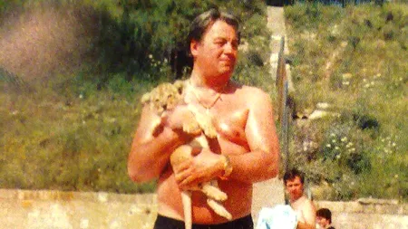 GALERIE FOTO | De nerecunoscut: Cum arăta în tinerețe un politician român foarte cunoscut, mai ales pentru replicile controversate 