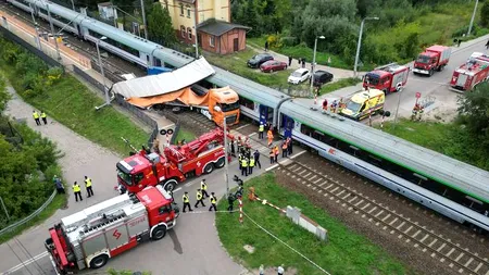 Accident feroviar violent în Polonia. Un tren lovește un camion blocat între bariere, la o trecere la nivel cu calea ferată