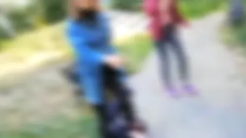 Adolescentă din Slatina bătută cu brutalitate și umilită de alte colege: „M-am jurat că eu pe tine te calc pe cap! Am călcat-o pe cap, bă? VIDEO