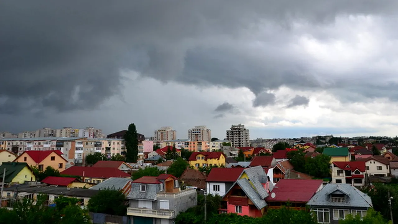 Anunț de la meteorologi: Cod portocaliu de furtuni în trei județe din țară. Până când este valabilă avertizarea