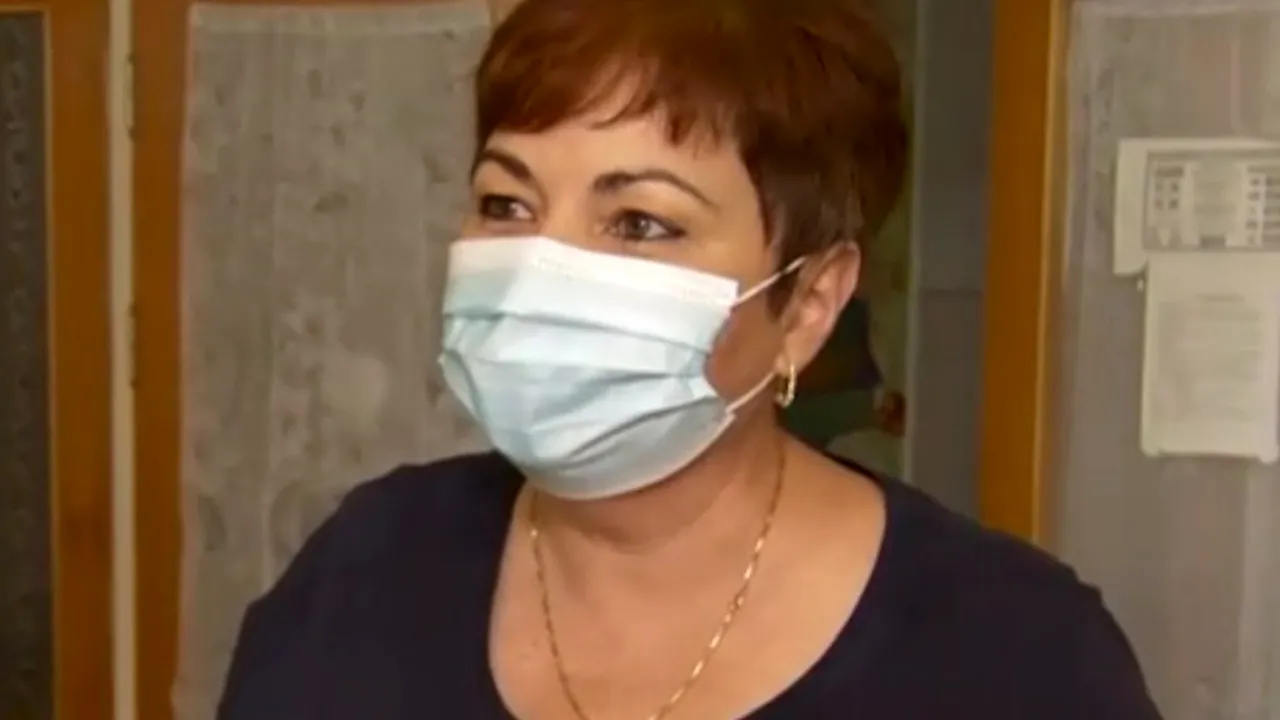 Cum se pregătește o învățătoare pentru începerea orelor la școală: Exercițiile de dicție cu masca pentru „o nouă normalitate de predare”