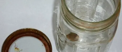 Acest borcan a plutit în ocean timp de 50 de ani. Ce a găsit în el bărbatul care l-a descoperit