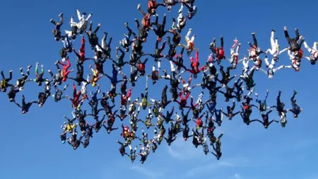 VIDEO. Au doborât recordul mondial: 138 de parașutiști s-au aruncat în același timp dintr-un avion