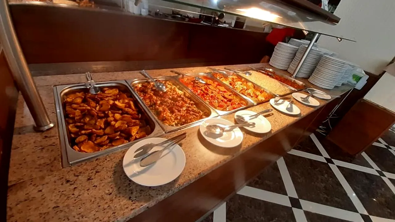 Dezamăgire totală! Ce a primit la micul dejun o turistă din Onești, într-un hotel de 4 stele de la Nisipurile de Aur