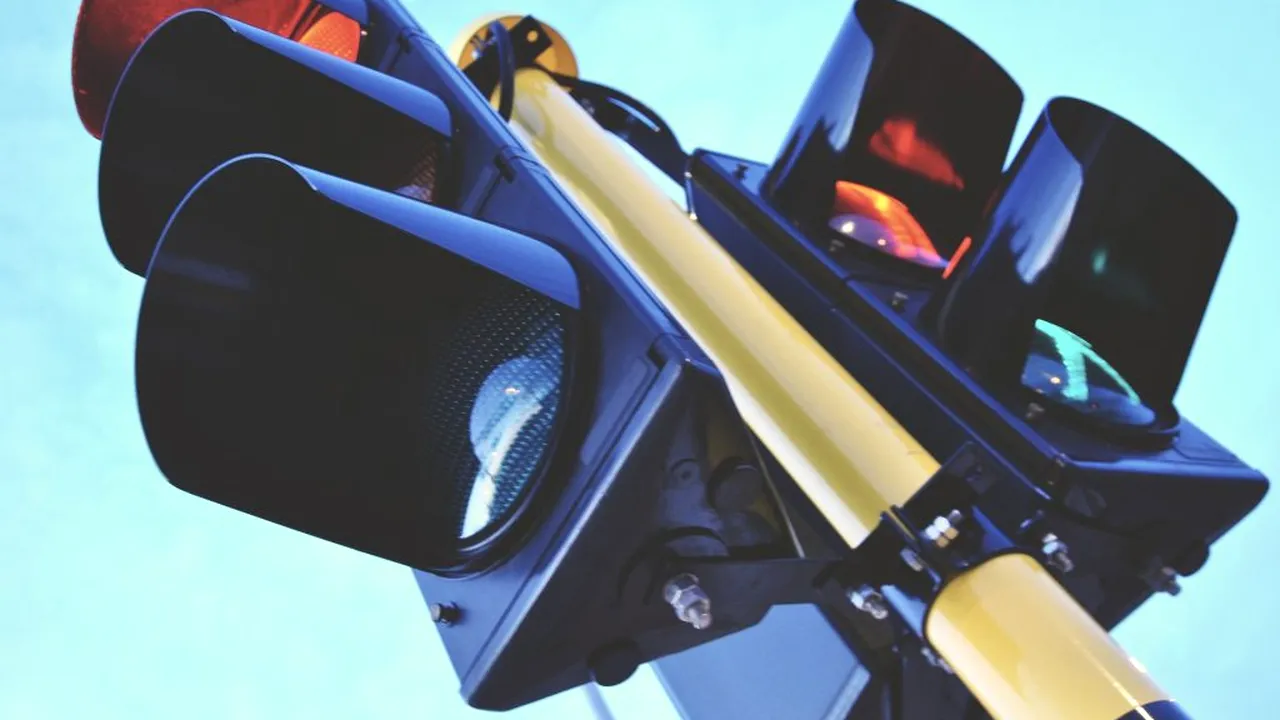 Furt neobișnuit în Buzău: Un tânăr a luat acasă un semafor de pe stradă! / Ce voia să facă cu el