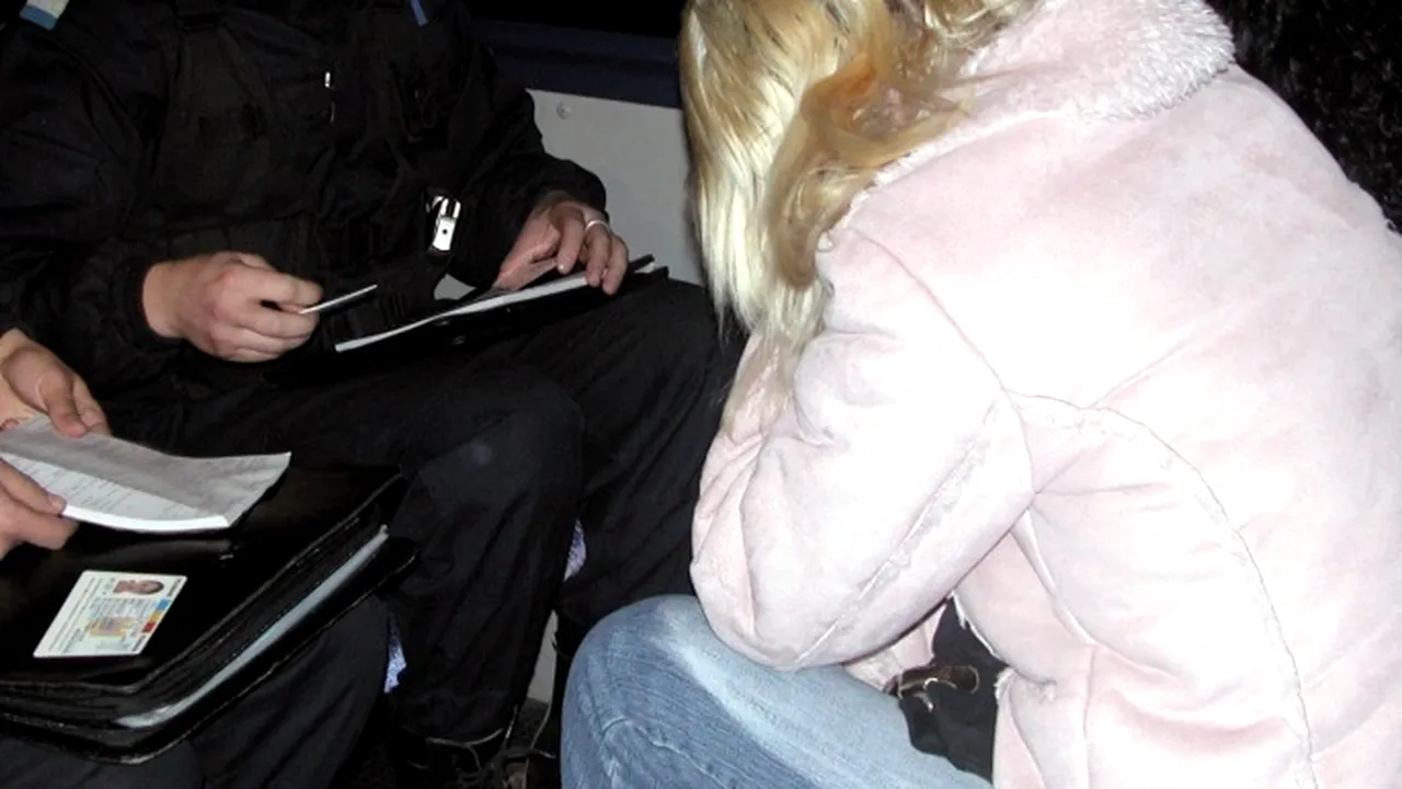 Un fost asistent social a obligat o tânără să întrețină relații sexuale, apoi a vândut-o cu 250 lei