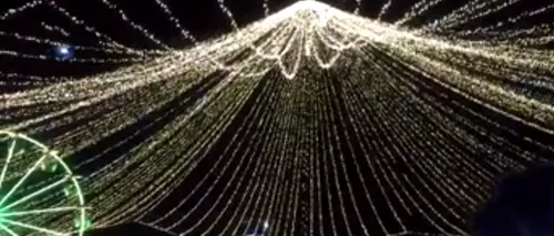 Bucurie în Sibiu. S-a deschis Târgul de Crăciun în jurul bradului înalt de 24 de metri