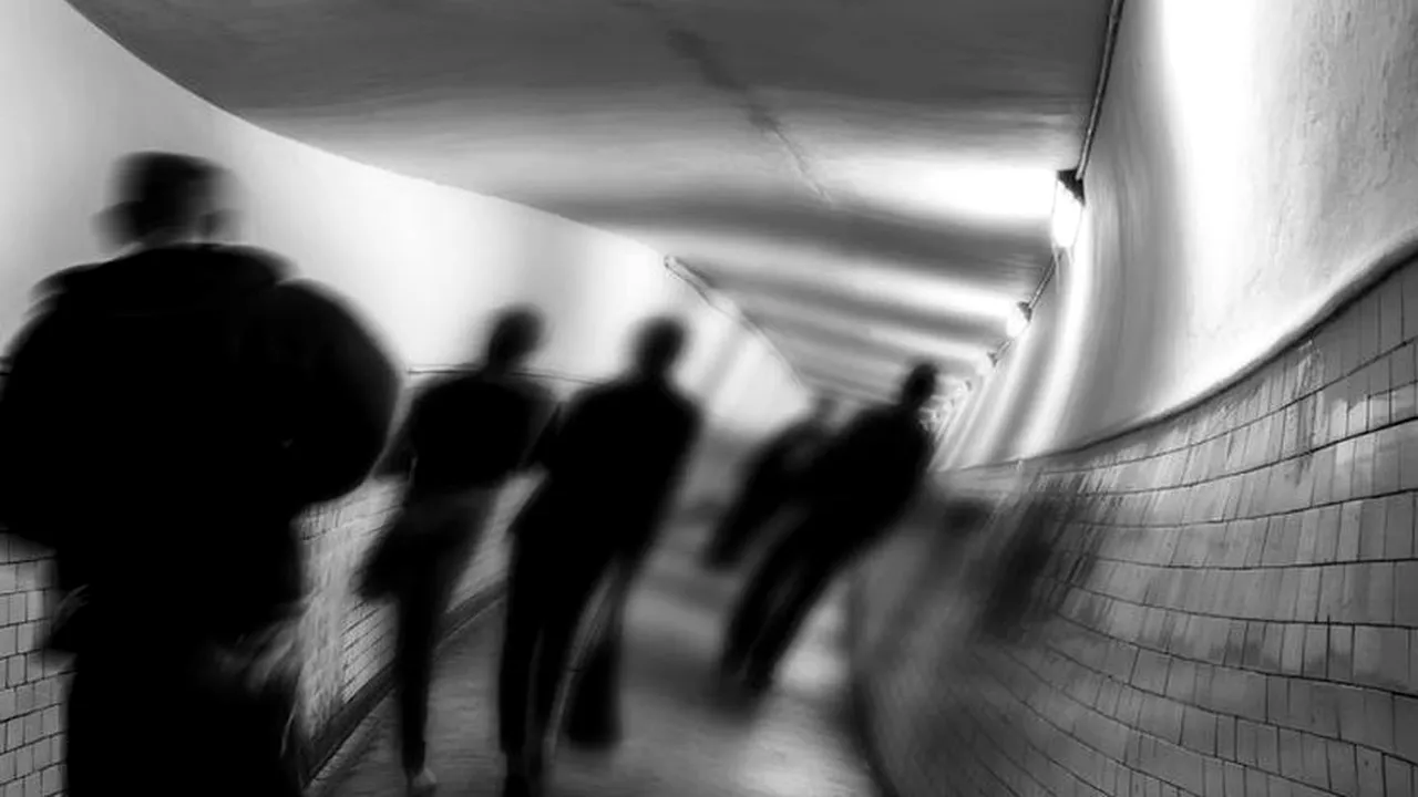 Fenomen straniu: Cinci persoane au început să aibă halucinații în mod misterios. Afecțiunea se transmite prin atingere