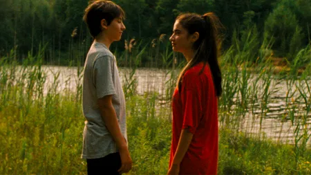 Lungmetrajul ”Falcon Lake”, un portret delicat și emoționant al primei iubiri, din 28 iulie în cinematografe | VIDEO